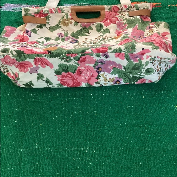 Victoria Garden over night tote bag-
Width 19”
Length 14” - Picture 2 of 4